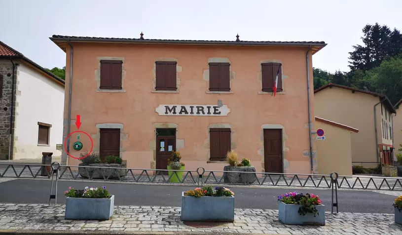 Photo montrant l'emplacement du DAE en façade de la Mairie d'Escoutoux