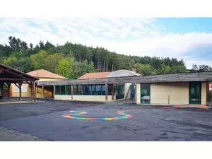 Photo cour de l'école d'Escoutoux