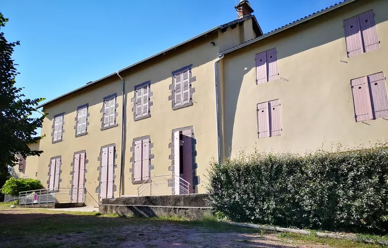 Photo de la vue extérieure du gîte Escoutoux Vacances de la commune